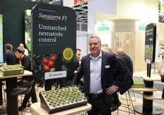 Chris Matthijsse, de Takii, en el portainjerto Sanaterra, que ya está siendo utilizado por muchos cultivadores ecológicos de los Países Bajos. La resistencia única Mi-1 de Sanaterra ofrece a los cultivadores control de los nematodos del nudo de la raíz, incluso a altas temperaturas.