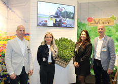 Thomas, Darcey, Leyla y Piet en el stand de Van Vugt Kruiden
