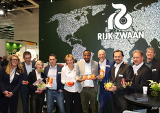 Muchas innovaciones vegetales en la centenaria Rijk Zwaan: Daniene Fokkels, Johan Vis, Juliette Cahen, Marco Mantovani, Heleen Bos, Andrew Mboya, Jan Doldersum, Kamil Toth, Harald Peeters y Dave Perie.Para intercambiar aún más conocimientos, los clientes y socios podían inscribirse para visitar el Retail Centre, el centro de experiencia minorista de la empresa en Berlín.