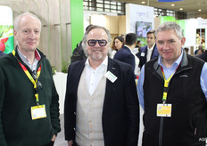 Siebrand Broens, de Planasa, entre los británicos Tony Benley y Phil Armstrong, de Berryplant UK.
