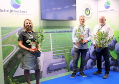 Aleksandra Neumann, Stanislaw Frzaskowski y Leon Schrijnwerkers, de Schrijnwerkers Plants BV, de Horst. La empresa suministra plantas de arándanos certificadas. La novedad es la variedad Highland Charm. Se trata de una variedad de arándano mediana/tardía con buenas características en cuanto a color, sabor, tamaño y vida útil. La variedad ha sido especialmente seleccionada para adaptarse a los modernos sistemas de producción de arbustos altos. La Highland Charm es adecuada para los climas de Europa y, desde luego, del este de Europa.