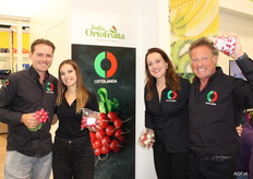 Melchior Coolbergen, Noemi Rondo, Monique Cornelissen y Willem Jan Coolbergen de Ortolanda. Rábanos de cultivo propio en Italia y los Países Bajos.