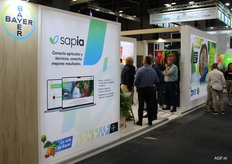 Parte del gran stand de Bayer donde se podía "pasar por encima de las cabezas" de lo abarrotado que estaba.