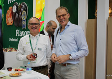 Nico van Vliet, de Yuksel Seeds, da la bienvenida al stand a Paul Stoffels