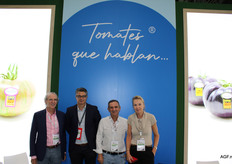 Ellen van Kester (derecha) con sus colegas de Horticola Guadalfeo: Antonio Lorente, José Martín y Pepe Lorente