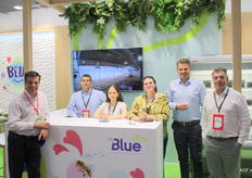 Horacio Ozer Ami (derecha) con el equipo de ByBlue, que acaba de anunciar la inversión en una nueva explotación de arándanos en Perú.
