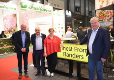 Maarten De Moor (LAVA), Dirk Van den Plas (Coöperatie Hoogstraten y recientemente presidente del VBT), Nele Van Avermaet (VLAM) y Luc Vanoirbeek (VBT) muestran orgullosos el pabellón del VLAM.