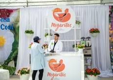 Snow Maestas, Directora de Marketing para Norteamérica, habla con Kyle, camarero de Mega Cool "Megarita".