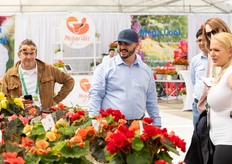 Kyle Carboni, director de ventas de la zona oeste de EE.UU., con invitados en el expositor de Begonia Hothouse, con las series Begonia Solenia, Nonstop y Groovy.