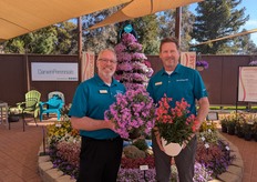 Chris Fifo (izquierda) sostiene Phlox Candy Cloud Pink, una nueva serie de Darwin Perennials que ayuda a cubrir la falta de color en los mercados de primavera. A la derecha, Darren Barshaw presenta Penstemon barbatus Rock Candy en el nuevo color Coral. Esta serie es dulce como un caramelo y resistente como una roca.
