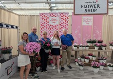 El equipo de Selecta One North America en su expositor de "floristería" de Dianthus, mostrando la versatilidad temporal de su completo programa de Dianthus. De izquierda a derecha, Lauren Blume sostiene la nueva Selecta One Petunia Headliner™ Crystal Pink. Henry Roberts muestra una flor cortada de Dianthus Capitan en un jarrón. La favorita de Maria Bolinger es la nueva Dahlia Dalaya™ Purple Lace (hay 4 nuevas dalias de encaje en total para 2026). A continuación, las flores de Becky Lacy ofrecen a los jardineros una experiencia de jardín de corte. Y Gary Vollmer sostiene el impresionante Dianthus Oscar® Ruby Splash.