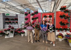 La mayor introducción de la serie de geranios interespecíficos Solera™ es el nuevo Rojo Oscuro, un color importante para cualquier programa de geranios. Lo sostiene (centro) el presidente de Ball FloraPlant, Mike Klopmeyer. Junto a él, Jaden Gimondo muestra uno de sus lanzamientos favoritos de Ball FloraPlant Calibrachoa Cabaret® Lavender Kiss. Junto a ella, Sarah Hernandez-Swofford con el imán polinizador Ageratum Monarch Magic, y la directora territorial de Canadá Tanya Carvalho con la Salvia Mystical™ Blue, la S. farinacea más compacta de la gama de la empresa.