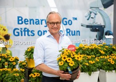 Matthias Redlefsen, Director General, presenta la nueva e irresistiblemente bonita Rudbeckia Tablemate Gold compacta de Benary, perfecta para mesas de patio o como artículo de regalo.
