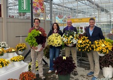 El equipo de Kientzler. Están sosteniendo coleus TerraScape (Green Gecko, Sangria Splash y nuevo Midnight Majesty) nuevo Bidens BEE Spicy Electric White, un combo con Bidens BEE 'Tweety', nueva petunia Kuyamba 'white' y Salvia Candle 'Midnight 2026', nueva Bracteantha SunBrero 'Yellow' y Bidens BEE 'Super Star'.