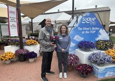 Wave is Growing™ es lo que nos gusta decir en PanAmerican Seed. El presidente Scott Roskuszka y el director de producto Robin Reuther destacan una de las incorporaciones a la gama de pensamientos Wave® para 2026. Conozca Top Wave™, un pensamiento extendido de flores grandes con masas de flores alegres y coloridas "en la parte superior" para una increíble opción de estación fría para macetas y cestas de primera calidad.