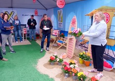 Kathy de Schoneveld mostrando Joybera a los visitantes.
