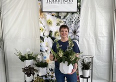 Libby Smith, Directora de la Oficina de Ventas de Viveros Terra Nova, con Phygelius COLORBURST™ 'White'.