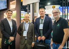 Jeffrey Landau y Damion Schwarzkachel, de Certhon, se reunieron con Roy Bransen, de Bransen Group, y Kurt Cornelissen, de Hortiplan.