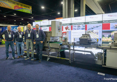 Michiel van der Waal, Adrie van Diemen, Ad Kranendonk y Tom van der Waal, de Flier Systems, muestran sus diversas soluciones de automatización