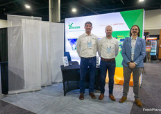 Morris Brink, Ruud van den Heuvel, y Travis Dixon, de Ridder, con las soluciones de pantallas climáticas e invernaderos inteligentes de la empresa.