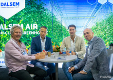 Thomas Larssen, CEAd (Controlled Environment Agriculture Design), y Michael Ploeg, Dalsem, con Gill y Mitchel van der Drift.