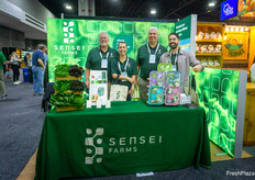 David Sensenig, Nicole Gallo, Shayne Gordon y Jared Raffo, de Sensei Farms, con sus líneas de lechugas cultivadas hidropónicamente.