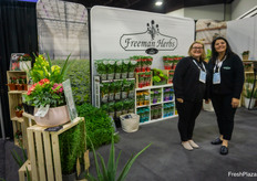 Iva Fidanza y Aimee Andrews, de Freeman Herbs, trajeron su nuevo pimiento Macho y sus lechugas ecológicas vivas.