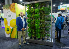 Tejas Rane, de Eden Green Technology, presentó 4 variedades de lechugas enteras y 10 tipos de hierbas, cultivadas en sus sistemas de cultivo vertical.