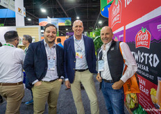 Oscar Garza y Robert van der Geest, de Hydroponic Green Valley Produce, se reunieron con Kees Roodenburg, de Enza Zaden