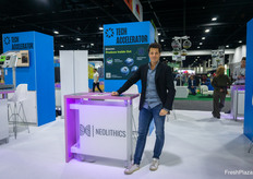 David Kat, de Neolithics, estuvo presente en el Tech Accelerator Pavillion para mostrar las técnicas de medición de características internas de los arándanos.