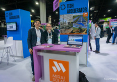 Michael Salvador y Emmanuel van Kerschaver, de Mirai Solar, con sus paneles solares plegables que pueden integrarse en invernaderos y sistemas de pantallas.