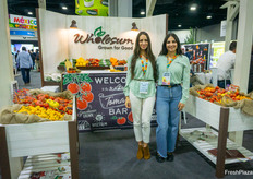 Joanna Jaramillo y Carolina Crisantes, de Wholesum, presentando su impresionante barra de tomate.