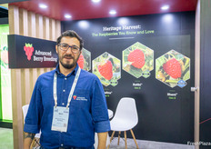 Roy Briga, de Advanced Berry Breeding, muestra las nuevas Malaika (antes 135, una fruta de calidad superior) y Zawadi, que combinan alta calidad alimentaria y rasgos de fácil cultivo