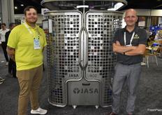 Cameron Way y Joost Somford, de JASA Packaging, junto a su última innovación, una envasadora vertical de diseño modular.