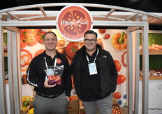 Tony Otto y Alejandro Santander, de MagicSun, muestran con orgullo tomates Roma cultivados en invernadero procedentes del centro de México.