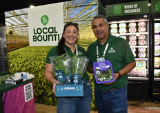 Baltazar García y Erica Lovelace, de Local Bounti, muestran con orgullo albahaca viva y una mezcla de lechugas Spring Mix.