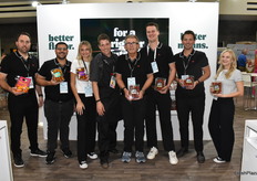Team Nature Fresh Farms muestra con orgullo tomates y pimientos en sus nuevos envases.