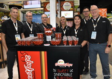 Equipo Red Sun Farms con el expositor de tomates Sweetpops al frente.