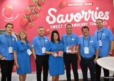 El equipo de Mucci Farms muestra con orgullo sus tomates Savorries Sweet Strawberry, un producto de éxito para la empresa.