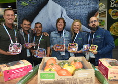 El equipo Village Farms Fresh muestra tomates en distintos tipos de envases. De izquierda a derecha: Dirk de Jong, Christian Valera, Jorge Arturo Michel, Diana Strohm, Meredith Reilly y Carlos Kelley.