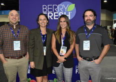 Braden Sinn, Laudan Chaffin, Ashley West y Jaysen Weidner con Berry Fresh.