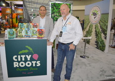 City Roots cultiva microgreens ecológicos para el mercado estadounidense. Eric McCalm y Bryan Graves muestran sus productos.