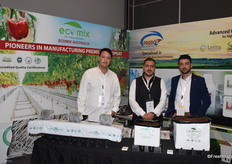 Yassine Bensaid, Anas Cherrradi y Mohcine Cherradi, de Ecomix, un productor australiano de sustratos para suelos.
