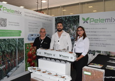 Abdelali El Bakir, Saida Bamchati y Javier Canovas, de Pelemix, proveedores de sustratos de coco.