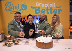 Jeff Watkins, el chef Thai Dang, César Soto y Alicia Suits, de Sakata Seed America, promocionan el brócoli Bimi.