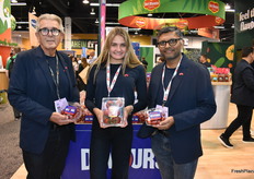 Ray Wowryk, Kailey Foster y Shreenivas Shellikeri, de Nature Fresh Farms, muestran la nueva línea de tomates Devours de la empresa.