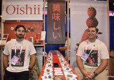 Jack Kissinger y Tony Stancampiano, de Ooishii, ofrecen a los asistentes la oportunidad de probar dos tipos diferentes de fresas.