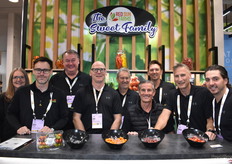 El equipo de Red Sun Farms muestra sus tomates gourmet verdes, naranjas, marrones y rojos de la Chef’s Collection. Los asistentes tenían más curiosidad por probar la variedad verde.