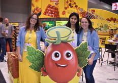 Tobi Paul, Mary Pettis y Tulika Chikersa con NatureSweet.