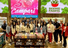 El equipo de Mastronardi detrás de un colorido surtido de productos frescos.